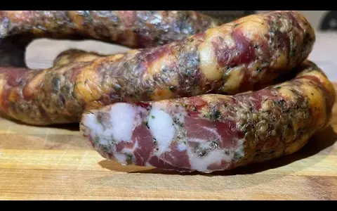 Kiełbasa z wołowiny i boczku: Jedyna odpowiedź w krzyżówkach?