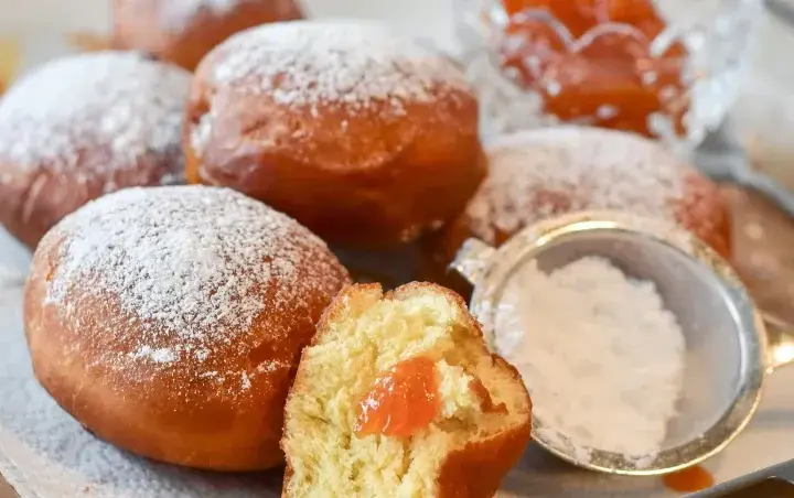 Tłusty Czwartek: Historia od pogańskich uczt po pączki