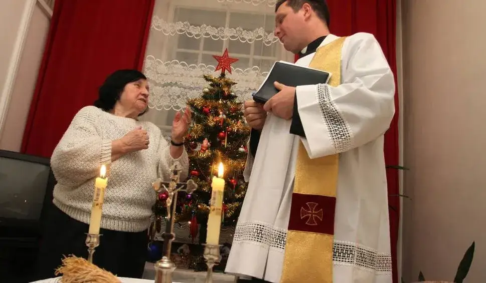 Para rozmawiająca z księdzem